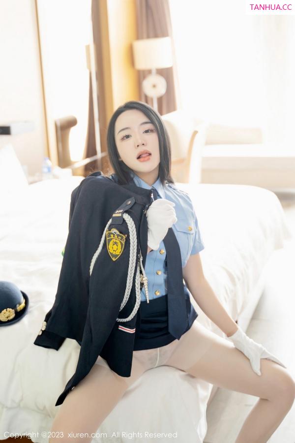   [XiuRen]高清写真图 2023.03.30 No.6497 汐汐爱吃草莓 制服美臀第35张图片